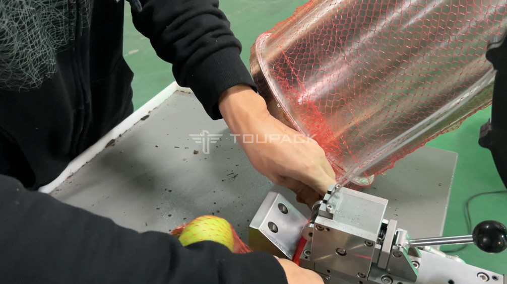Заводская промышленность полуавтоматическая сетка сетка сумка взвешивание подсчет сетки резка упаковочная машина для банановых фруктов