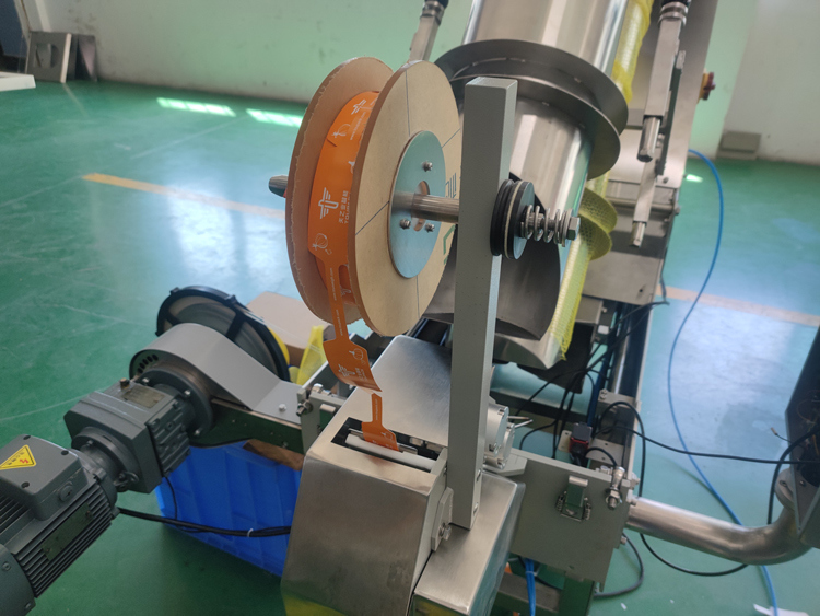 Автоматическая упаковочная машина для упаковки мешков с сеткой Период веса 3g-5000g для упаковки овощей Фрукты Имбирные картофели Цитрусовые фрукты