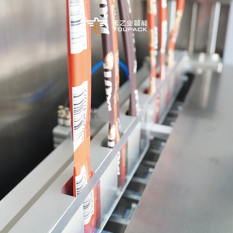 Автоматическая многополосная упаковочная машина для пакетов 50 мл 100 мл с фруктовым соком, мороженым, леденцами, желе, стиками и полосками